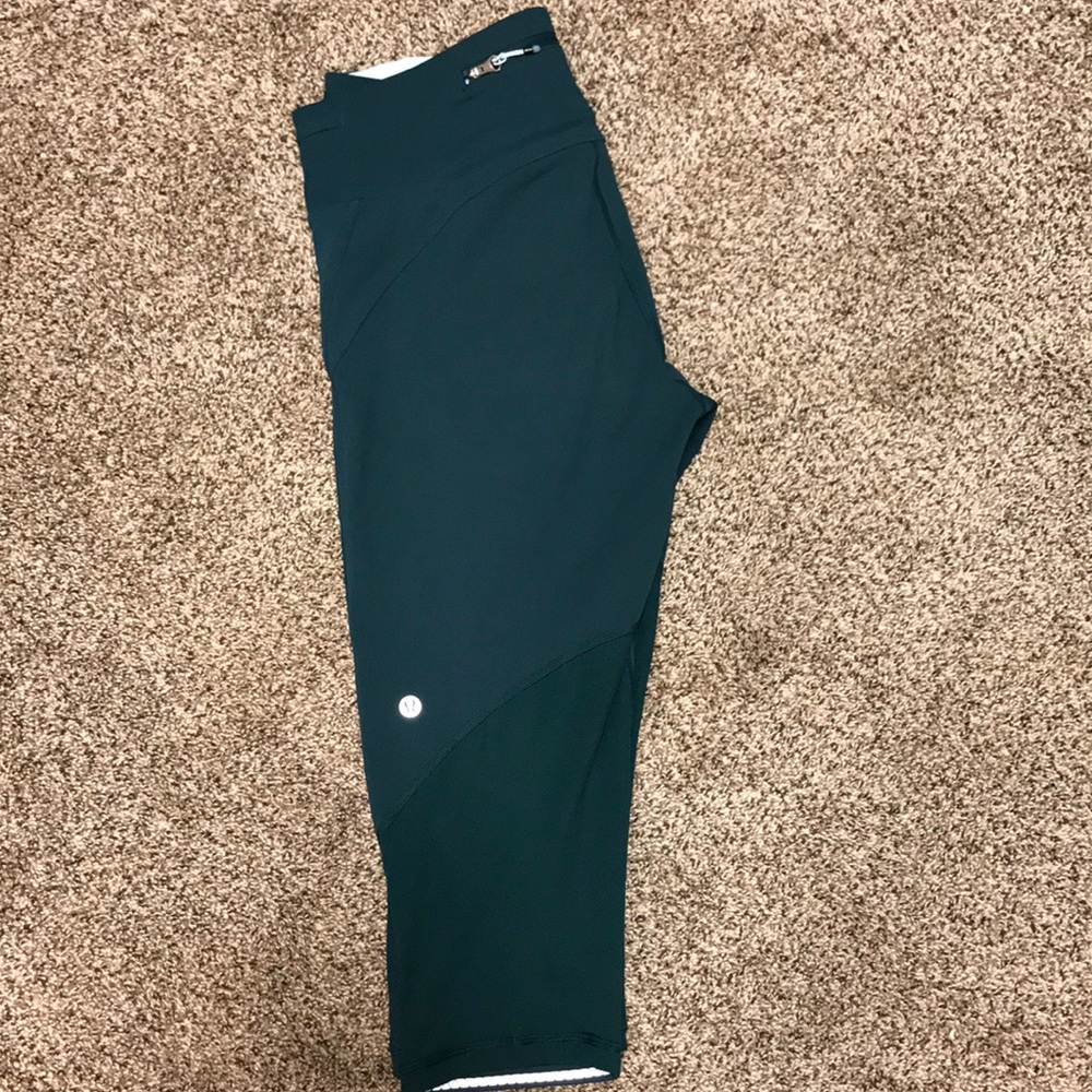 (SOLD)Lululemon crop leggings. Size 8 Like new